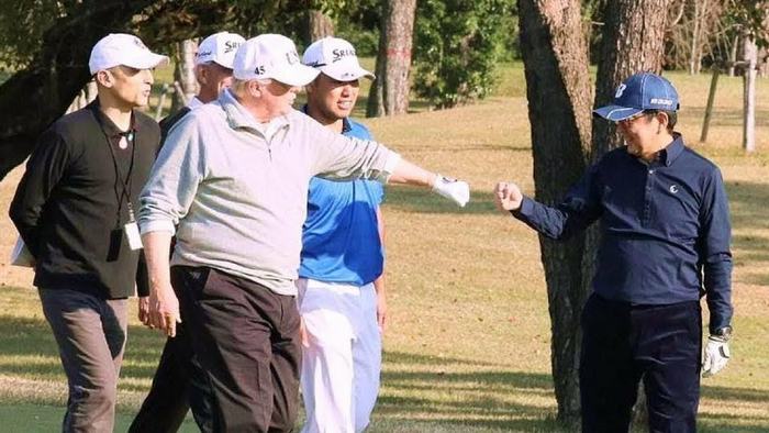 Tổng thống Donald Trump có vòng golf 9 hố cùng Thủ tướng Shinzo Abe và Hideki Matsuyama