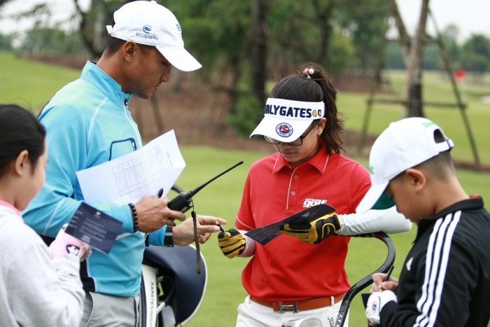 Tham gia giải, các golfer nhí được hướng dẫn những điều cơ bản nhất khi thi đấu như cách đọc và ghi score card.