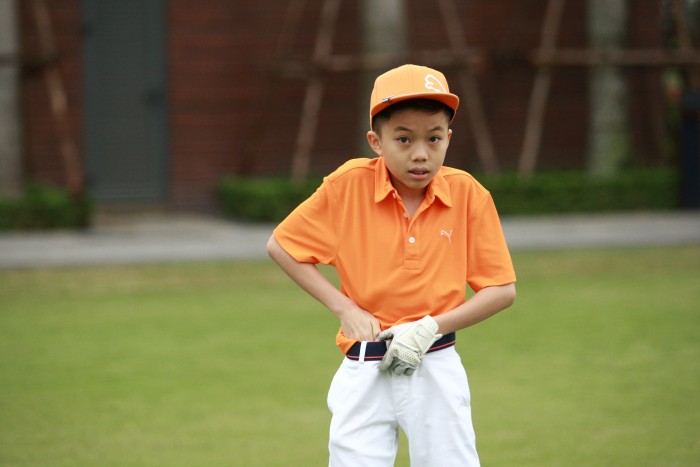 Làm quen với golf etiquette đơn giản. Trên ảnh là cậu bé Nguyễn Tuấn Trường An vội vã chỉnh lại trang phục khi được nhắc nhở.