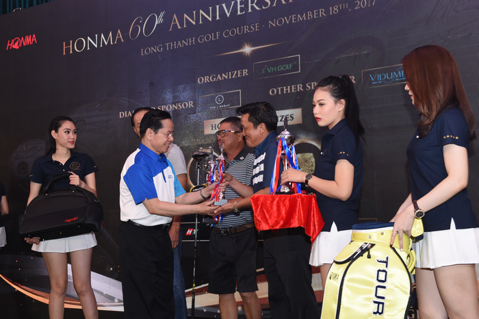 Ông Lê Văn Kiểm - Giám đốc sân golf Long Thành, trao quà cho nhà Vô địch bảng B - Golfer Kiều Văn Hân