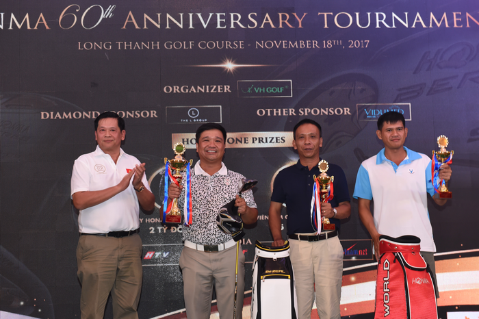 Ông Lê Kiên Thành - Chủ tịch Hiệp hội Golf Việt Nam trao giải cho các golfer đạt giải Bảng A
