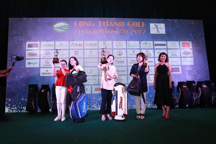 Chị Lim Young Bok (giữa) – Giải Nhất Bảng Nữ