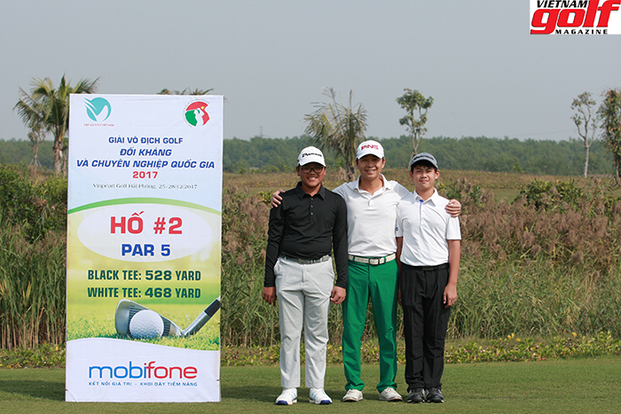 Đặng Quang Anh và Nguyễn Bảo Long, 2 golf thủ trẻ học được rất nhiều khi được thi đấu với những golf thủ nhiều kinh nghiệm như anh Lê Hùng Nam. Ảnh Duy Dương