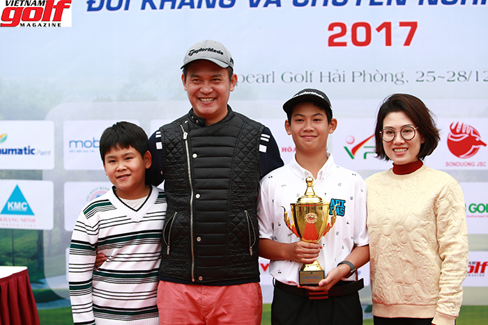 Đặng Quang Anh cùng bố mẹ và em trai