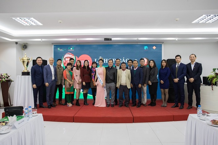 Ban tổ chức Giải Swing for The Children's Tet 2018 cùng các vị khách mời và nhà tài trợ giải