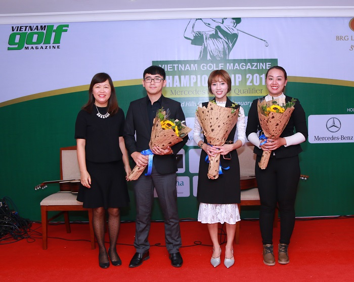 Bà Vũ Vân Yến - phó TBT Tạp chí Golf Việt Nam, đại diện BTC giải tặng hoa các nhà tài trợ giải
