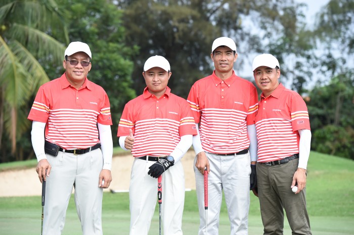 Các golfer thi đấu trong trang phục áo đỏ, tượng trưng cho ngày Tết với thật nhiều may mắn