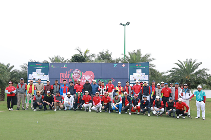 Các golfer chụp ảnh trước giờ thi đấu.