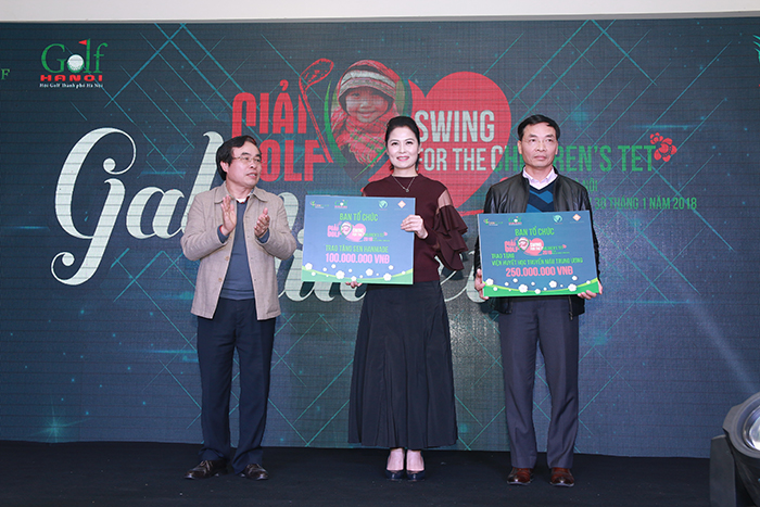 Ông Nguyễn Huy Tưởng - Chủ tịch Hội golf TP Hà Nội trao tiền từ thiện cho các tổ chức