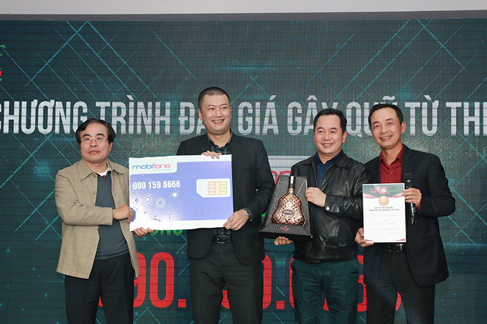 Golfer Nguyễn Đức Cường nhận chiếc sim và chai rượu Hennessy