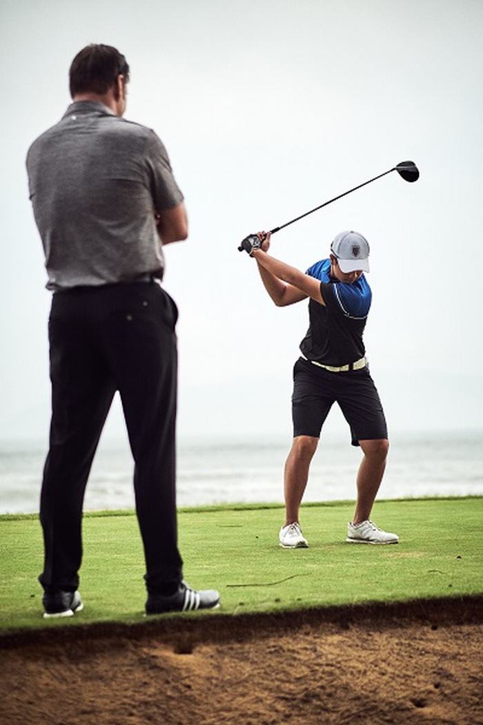 Sir Nick Faldo quan sát golfer luyện tập trước The 12th Faldo Series Asia Grand Final