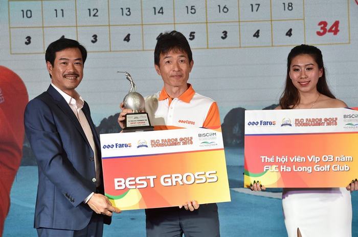 Ông Đỗ Như Tuấn - PCT Công ty CP xây dựng FLC Faros trao giải cho nam golfer TOMOYOSHI/MAKOTO đến từ Nhật Bản giành được Best Gross với tổng số 69 gậy.