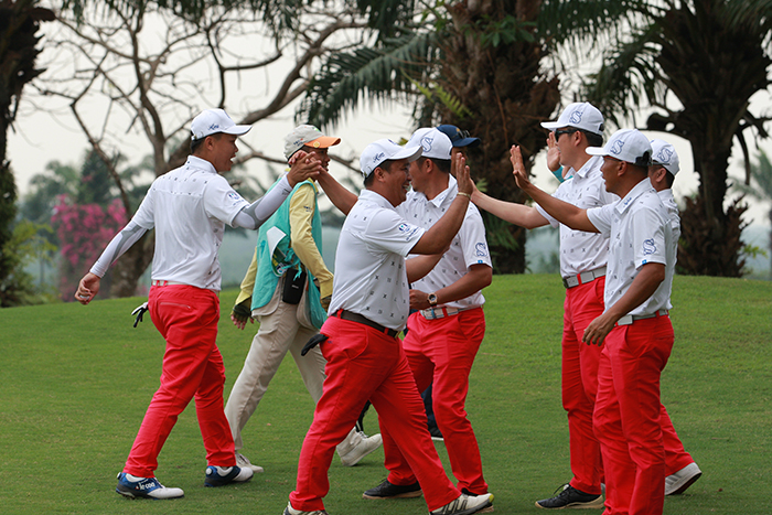 Miền Nam dẫn lại Miền Bắc 1 điểm sau loạt trận Fourball thứ 2