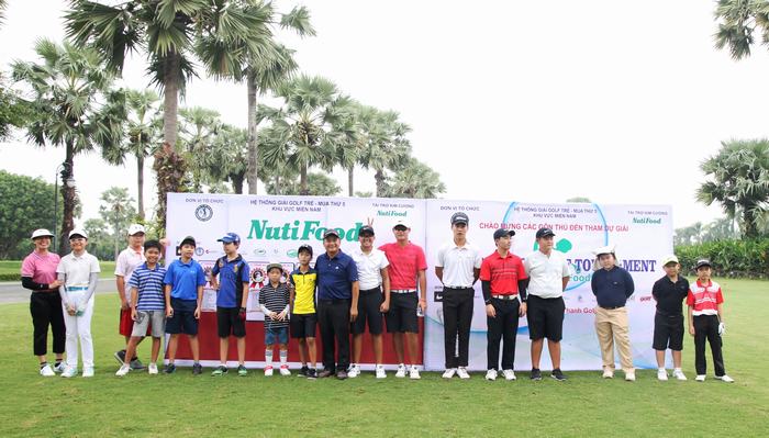 30 golfer nhí tham dự giải