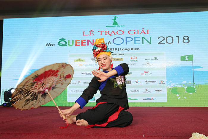 Nghệ sỹ Trần Hùng biểu diễn hát Văn tại tiệc trao giải