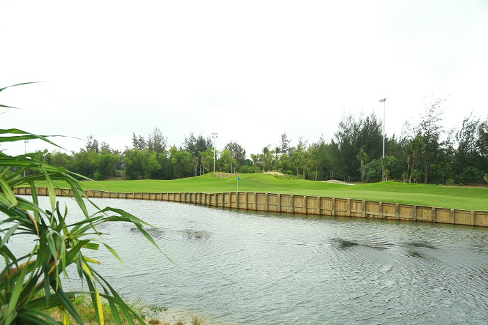 Sân golf phong cách bờ kè (bulkhead style)