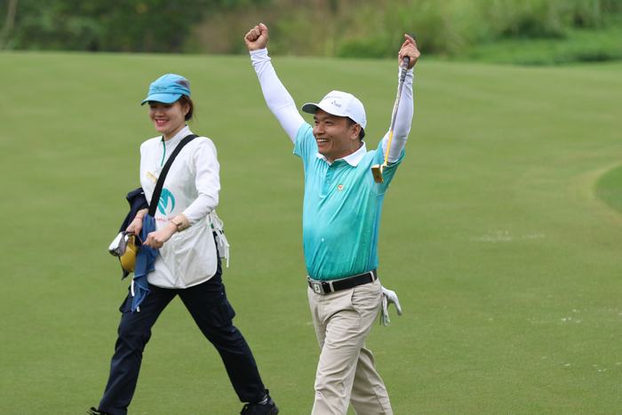 Golfer Nguyễn Tuấn Anh ăn mừng cú putt quyết định