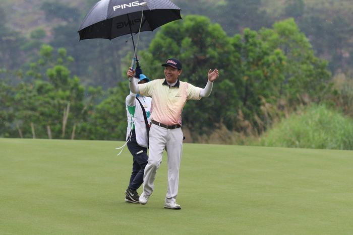 Golfer Nguyễn Tiến Long có cú putt hay ở hố 18