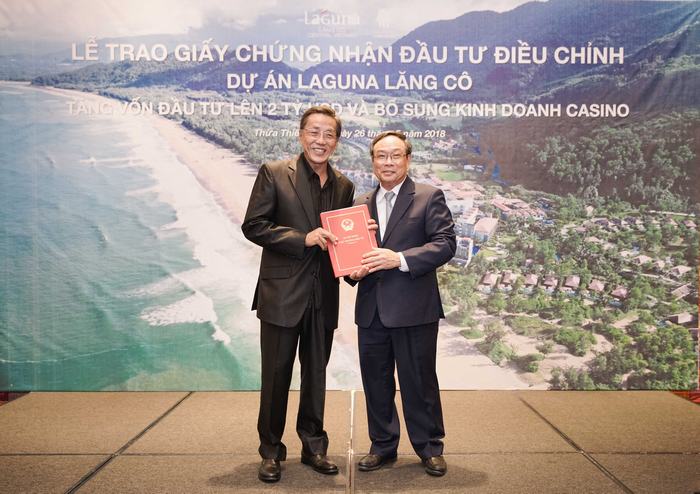 Mr Ho Kwon Ping and Mr Nguyen Van Cao (from left to right) attended the handover ceremony of increasing investment capital certification for Laguna Lăng Cô project