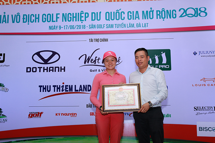 Ông Nguyễn Quốc Hùng - Trưởng bộ môn Golf Tổng cục TDTT trao bằng khen cho Hanako Kawasaki