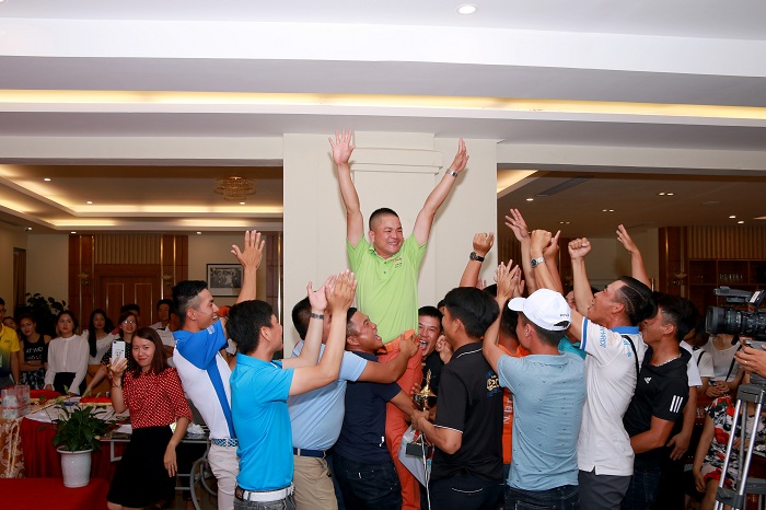 Niềm phấn khởi của đội sân golf Long Biên khi đoạt Giải nhất đồng đội