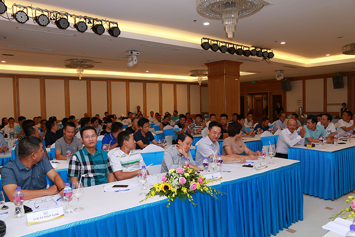 Đông đủ các đại diện của 34 CLB tham dự giải đã đến tham gia buổi họp kỹ thuật