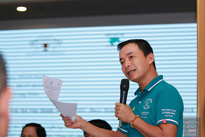 Ông Lê Hùng Nam - Giám đốc giải, trả lời những thắc mắc của các đội