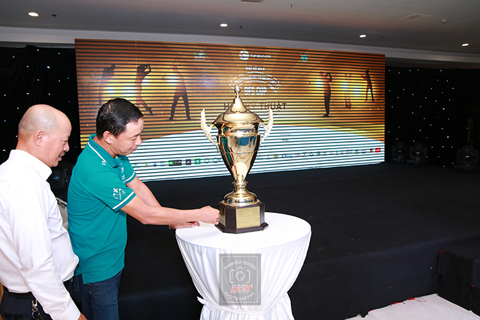 Ông Lê Hùng Nam giới thiệu về chiếc cúp vô địch của giải.