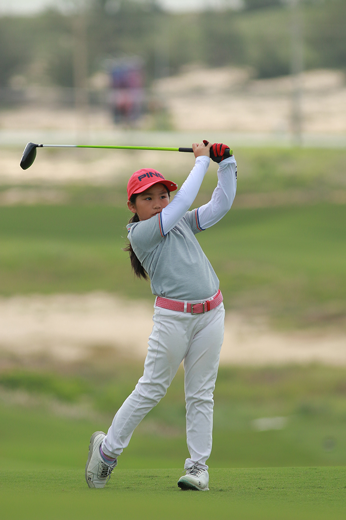 Tay golf Nữ duy nhất của bảng U9, đến từ hội golf Vũng Tàu. VJO 2018 là lần đầu tiên em tham dự giải Trẻ quốc gia, em xếp hạng 65 chung cuộc.