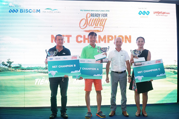 Ông Nhữ Văn Hoan - Phó TGĐ TT FLC Biscom trao giải cho các golfer
