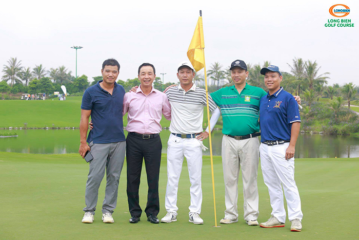 Golf thủ Ngô Anh Dũng (đứng giữa) cùng các bạn chơi cùng nhóm và ông Lê Hùng Nam - Giám đốc giải