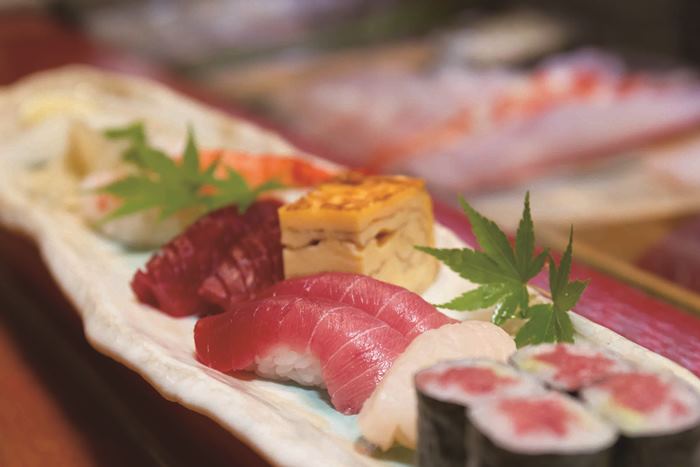Sushi là một trong những món ăn nổi tiếng của Nhật Bản.  Người Nhật bắt rất nhiều cá từ biển nhưng chỉ trong môi trường đặc biệt mới chế biến được các loại Sushi tươi ngon.