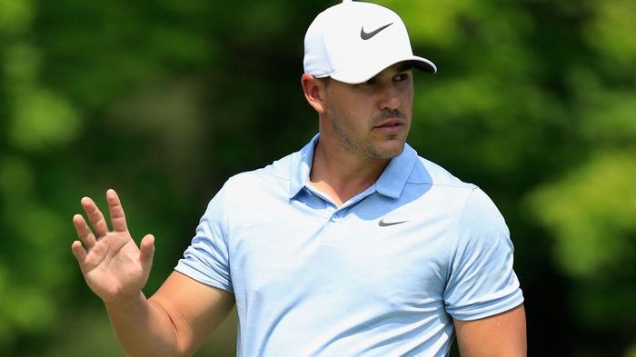 Brooks Koepka dẫn đầu với -12 gậy