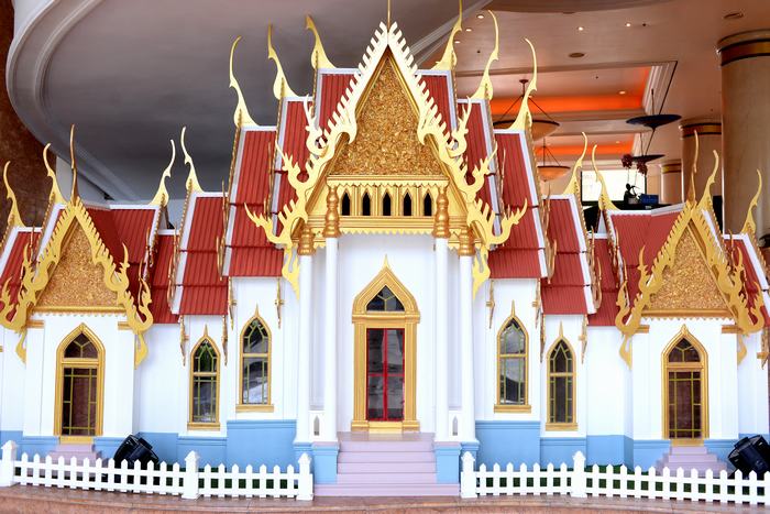 Mô hình chùa Wat Benchamabophit Dusitvanaram do đội ngũ nhân viên tài năng của Khách sạn Hà Nội Daewoo thực hiện trong vòng 1 tháng 