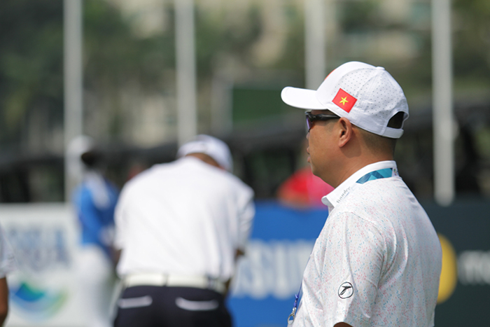 Ông Nguyễn Quốc Hùng - Trưởng bộ môn golf Tổng cục Thế dục thể thao đang theo dõi các thành viên của tuyển luyện tập. Ông Hùng cho biết, tuyển Việt Nam đặt mục tiêu lọt vào Top 10 đội có thành tích tốt nhất tại ASIAD lần này.