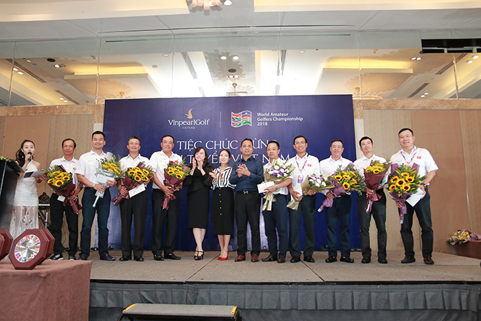 Các thành viên tuyển Việt Nam được chào đón trong một buổi tiệc tổ chức trang trọng. Có sự hiện diện của đại diện Tổng cục TDTT, đại diện WAGC tại Việt Nam và đại diện Vinpearl Golf
