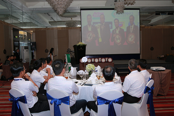 Các thành viên tuyển Việt Nam và khách mời cùng xem lại những hình ảnh tại giải đấu