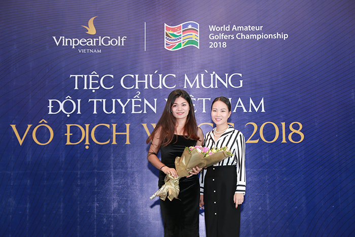 Bà Nguyễn Thị Mai Hương cảm ơn nhà tài trợ Handee, tài trợ trang phục thi đấu cho đội tuyển