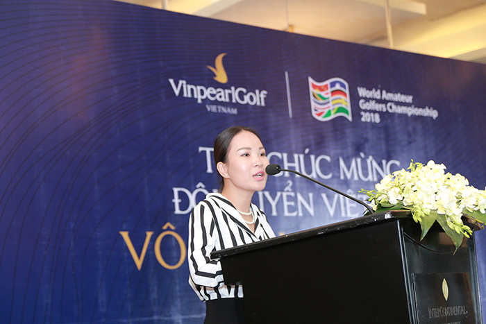 Bà Nguyễn Thị Mai Hương - Đại diện nhà tài trợ Vinpearl Golf chúc mừng các thành viên đội tuyển.