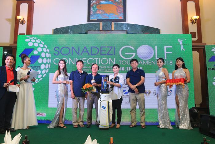 Golfer Nguyễn Tự Nguyện vô địch với 77 gậy