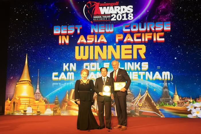 Anh Hùng Lao Động, Chủ tịch HĐQT Lê Văn Kiểm và Huyền thoại Golf Greg Norman nhận danh hiệu danh giá “Sân golf mới tốt nhất Châu Á Thái Bình Dương” tại Bangkok, Thái Lan