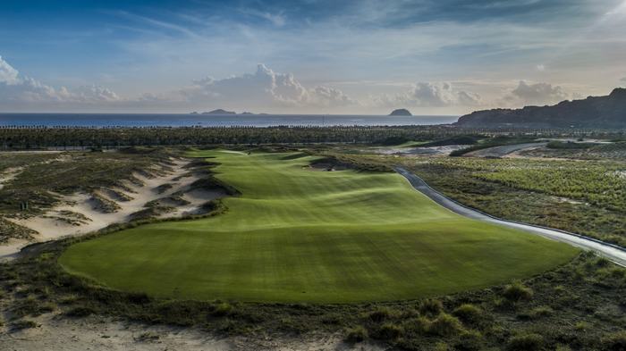 KN Golf Links có các đường golf nhấp nhô tự nhiên và những Bẫy cát sâu theo phong cách Links course hướng trọn tầm nhìn biển Bãi Dài, Cam Ranh