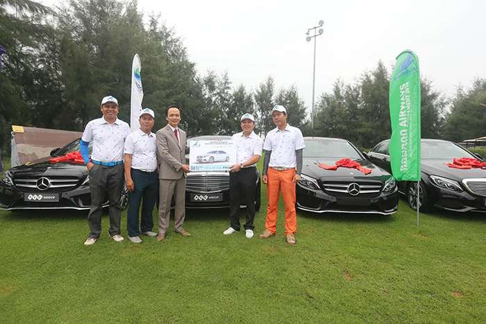  Chủ tịch Tập đoàn FLC, ông Trịnh Văn Quyết trao phần thưởng HIO cho golf thủ Cao Xuân Hùng