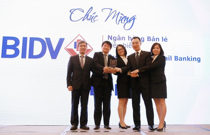TTBC so 30 nam 2018 Ong Le Trung Thanh - Pho TGD BIDV va Doi ngu Ban le nhan giai thuong