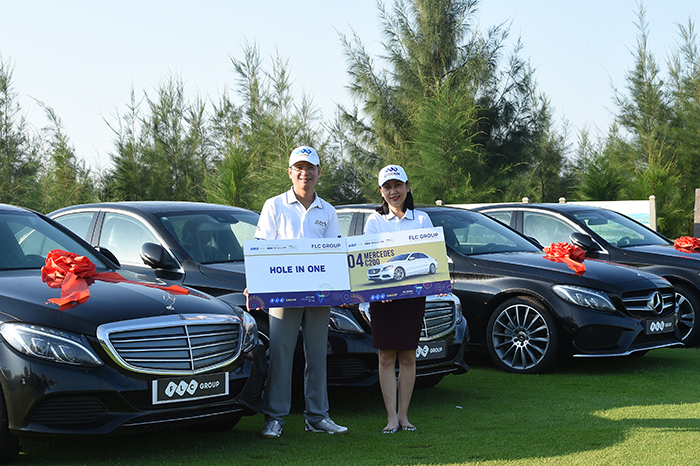 Golf thủ Nguyễn Anh Tuấn nhận 4 xe Mercedes từ cú HIO của mình
