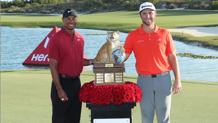 Tiger Woods (trái) và Jon Rahm