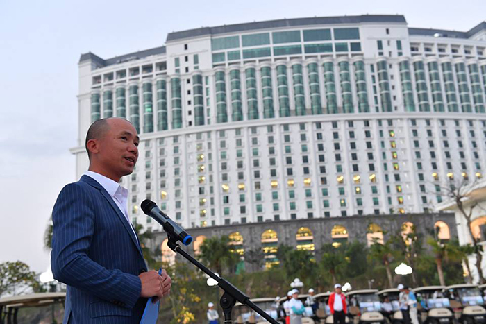 Ông Nhữ Văn Hoan - Tổng giám đốc FLC Biscom phát biểu khai mạc. Phía sau ông là hệ thống khách sạn FLC Grand Hotel hạ Long mới khai trương.
