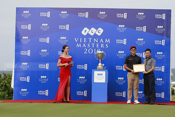 Nguyễn Phương Toàn được trao giải thưởng golfer nghiệp dư xuất sắc nhất giải