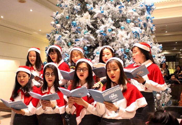 Lễ thắp sáng cây thông Noel tại khách sạn Movenpick Hà Nội