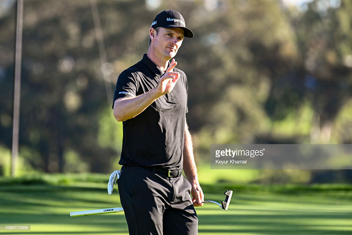 Justin Rose vươn lên dẫn đầu, Tiger Woods make cut thành công